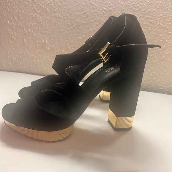 Stunning MICHAEL KORS platform suede sandal with chunky gold heel. - Picture 9 of 12